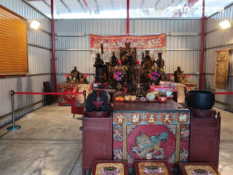 今年2月12日盛大舉行出火儀式，將正殿內34尊神像請到鐵皮搭建臨時宮安座。（圖／民眾提供）