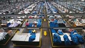 如興幫Levi's、GAP等國際時尚品牌代工做牛仔褲，但近年公司營運狀況不佳。（資料照／總統府提供）