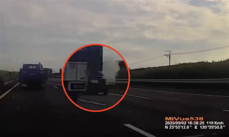 18歲柯姓男子國道自撞後火燒車。（圖／翻攝畫面）