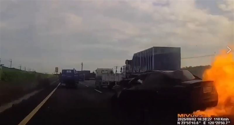 柯男車子起火後，又往內側車道爆衝。（圖／翻攝畫面）
