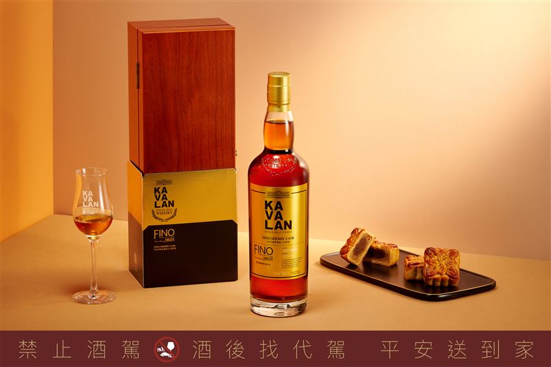 「噶瑪蘭經典獨奏Fino雪莉桶威士忌原酒單一麥芽威士忌」，乳脂軟糖的柔和香甜調性，具備絕佳平衡感，與中秋月餅的甜形成絕妙呼應。（圖／品牌業者提供）