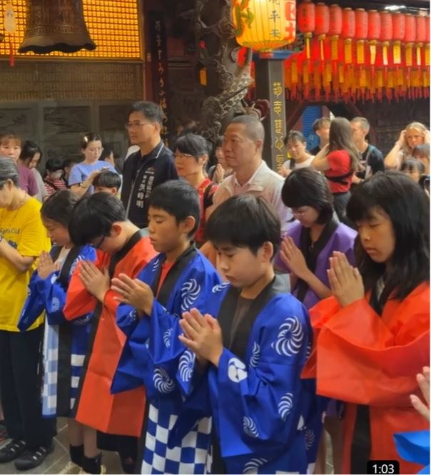 日本學生參拜媽祖。(圖/翻攝自豐原慈濟宮粉絲專頁)