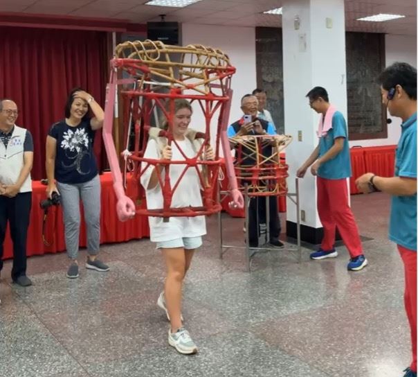 美籍學生體驗神將。(圖/翻攝自豐原慈濟宮粉絲專頁)