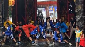 ▲日本學生在台灣廟埕表演舞蹈。（圖／翻攝自豐原慈濟宮粉絲專頁）