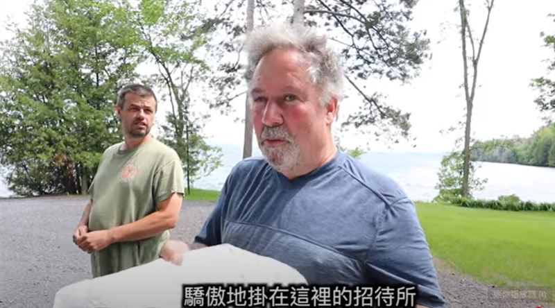 普羅文斯島島主開心收下「相似台灣獎」，表示會把它掛在招待所。（圖／翻Youtube@haileymocaixi ）