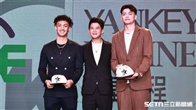 PLG2025新人選秀會，洋基工程總經理錢韋成和選進的葉惟捷（右）、江加樂合影。（圖／記者劉彥池攝影）