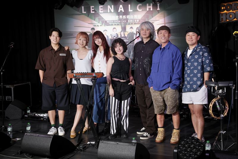（左起）主唱朴修範、貝斯手二哉、主唱崔秀印、主唱羅瑞榗、主唱安二鎬、團長張領圭、鼓手吳炯錫。（圖／樂吉事達提供）