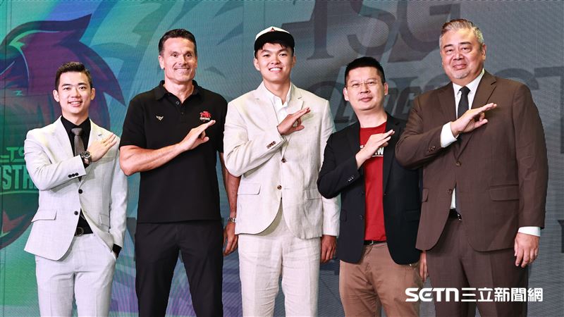 PLG2025新人選秀會，台鋼獵鷹球團和選進的林宇謙（中）合影。（圖／記者劉彥池攝影）