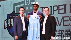 PLG2025新人選秀會，富邦勇士球團和選進的喬納森（中）合影。（圖／記者劉彥池攝影）