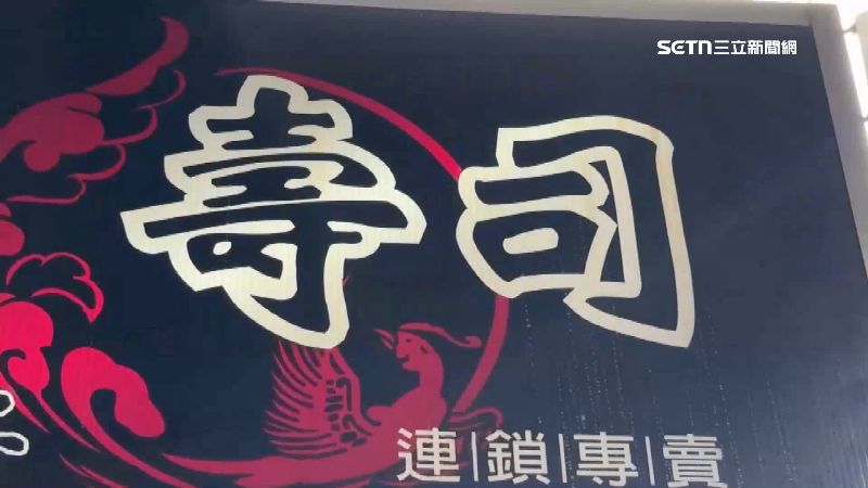 民眾到高雄鼓山一間餐廳，倒醬油的時候，疑似倒出了一隻蛆