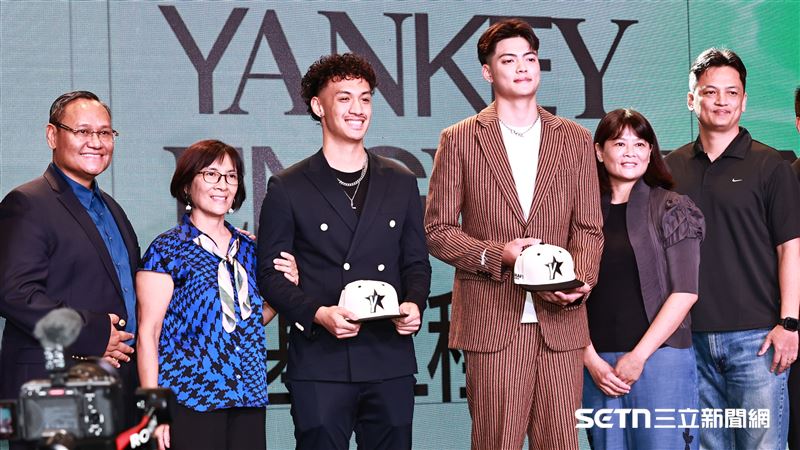 PLG2025新人選秀會，洋基工程江加樂（左3）、葉惟捷（右3）和家人合影。（圖／記者劉彥池攝影）