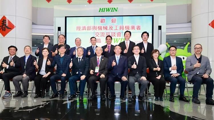 新任經濟部長龔明鑫9月1日上任,隔天立即走訪中部產業現場,與機械、工具機及水五金業者面對面,9月3日繼續南下,拜訪產業,展現「沒有蜜月期、直接解決問題」的務實行動力。(圖/經濟部提供)