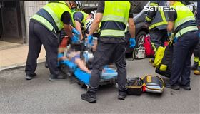 陳婦被救出準備送醫。（圖／記者莊淇鈞攝影）