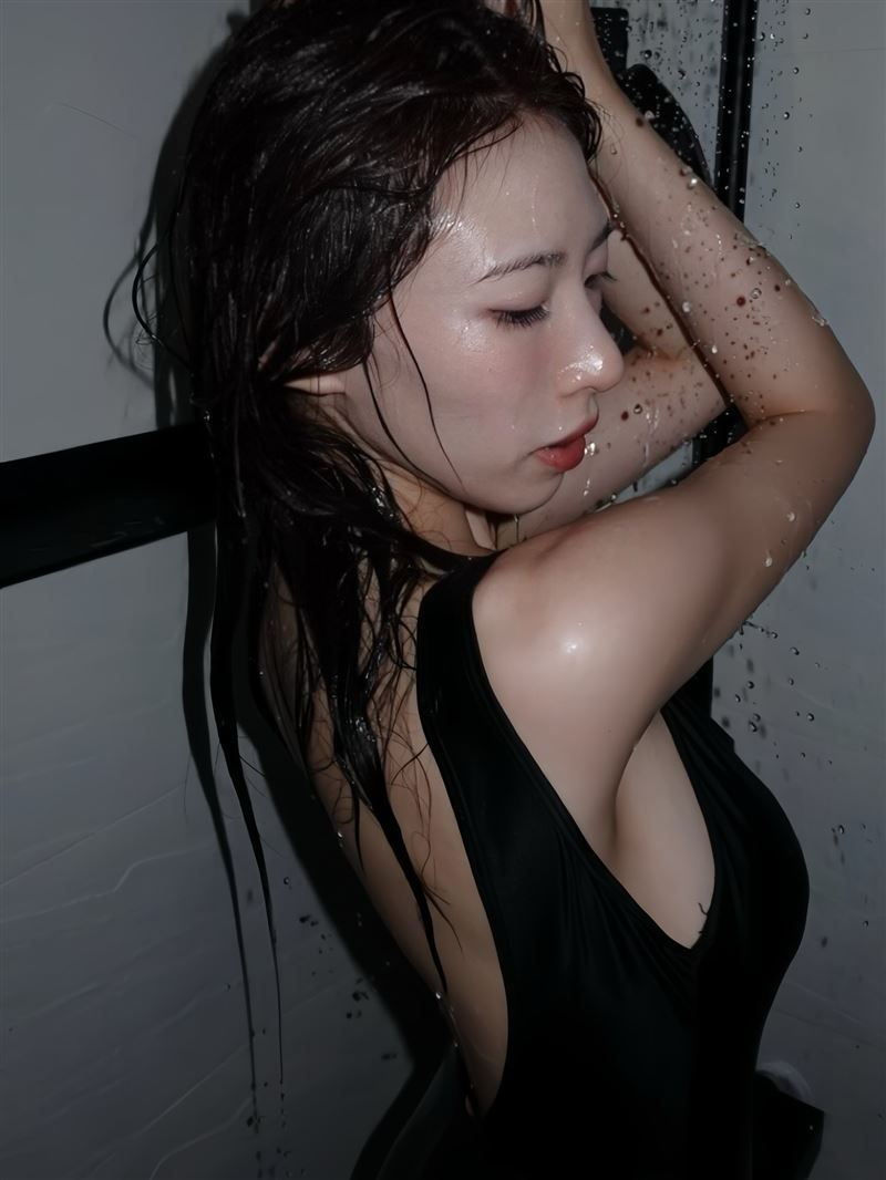 二壘妹一個側身，溢出的傲人G罩杯側乳，讓粉絲狂流鼻血。（圖／翻攝自二壘妹Threads）