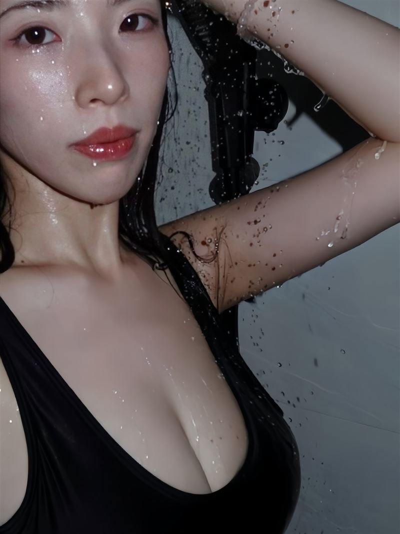二壘妹身穿黑色泳裝在淋浴間內洗澡，低胸剪裁辣露豐滿北半球，深邃事業線被一覽無遺。（圖／翻攝自二壘妹Threads）