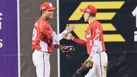 味全龍郭天信和曾聖安。（圖／味全龍提供） 