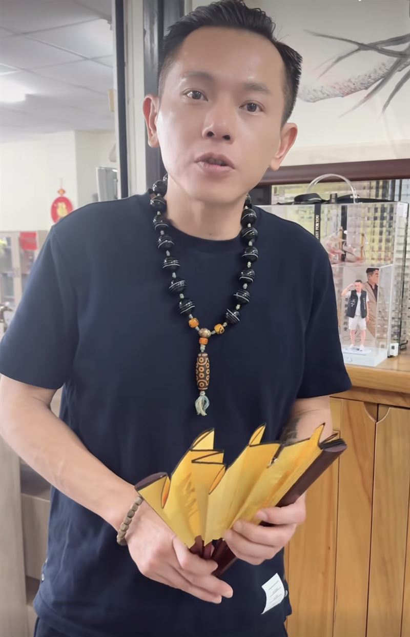 AJ哥1日中午才道歉，沒多久就刪掉2個公益群的所有成員。（圖／翻攝自《皇家寶Aj哥》臉書）