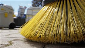 有網友爆料，中國品牌掃地機器人在台灣家中竟播放中國網路廣播，引發「智慧家電恐成心理戰工具」疑慮，戰時更恐被利用傳播投降訊息，財經網美胡采蘋指出，若智慧家電可被遠端操控，戰時恐被中國強制接管，播放「台灣已淪陷」等訊息，形成家家戶戶難以迴避的心理戰。（示意圖／PIXABAY）