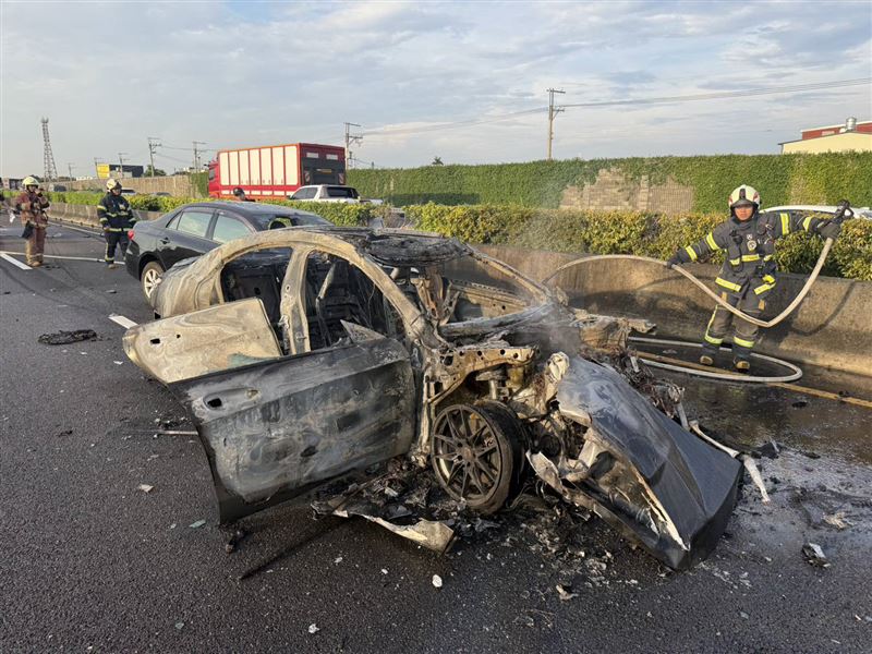 賓士車全面燃燒，駕駛柯男受困逃生不及死亡。（圖／翻攝畫面）