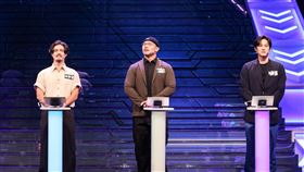 周厚安（左起）、Vicky老絲、徐新洋等人在節目上答題（圖／公視提供）