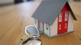 過去房市榮景時，重劃區道路上隨處可見舉牌員身影，如今隨著市場冷卻，他們的工作機會正逐漸消失，不少舉牌員是身心障礙或弱勢族群，這份工作曾是他們僅存的就業選項，卻因房市降溫面臨被迫退出。（示意圖／PIXABAY）