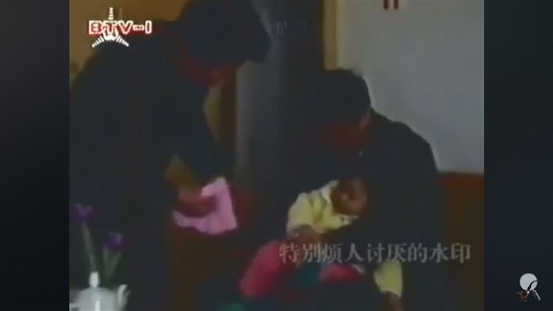 習近平話說到一半，女兒竟當場小便在他腿上，彭麗媛趕緊拿毛巾幫忙擦拭褲子。（圖／翻攝自YouTube）