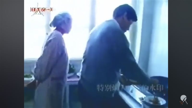 習近平在旁指點彭麗媛說：「鹽跟糖，加點味精」，接著親自把炒的菜上盤。（圖／翻攝自YouTube）