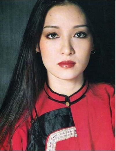 「台灣第一美人」胡因夢年輕時長髮披肩、如夢似幻的氣質令不少人難忘，今天看來也不過時。（圖／翻攝自微博）