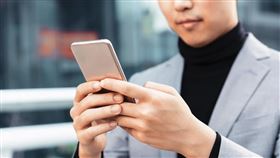 張姓工程師騙妻子要加班，卻用台積電公務手機交友約砲。（示意圖，東方IC）