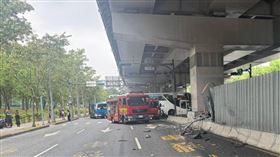 台北市內湖區潭美公園旁今天（2日）上午10時許發生一起死亡車禍，龔姓女子騎車行經南京東路六段368巷口時，遭一輛水泥預拌車撞擊，女騎士被拖行百公尺，經送醫急救仍不治，驚悚車禍瞬間全被路口監視器拍下。