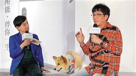 戴更基（右），左為黃子佼。