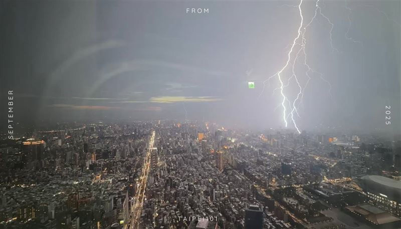 閃電帶著白光劃破雲層直達地。（圖／翻攝自台北101臉書）