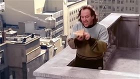 史考特史匹柏曾在《蜘蛛人2》客串偷吃披薩的路人。（圖／翻攝自X）