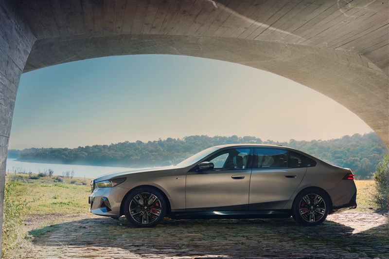2026年式BMW i5保持BMW一貫的優雅比例，車長超過5米，軸距近3米。（BMW提供）
