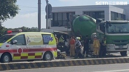 現場出動大批警消將婦人從巨輪下拖出，已經沒了呼吸心跳。（圖／民眾提供）