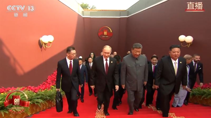 普丁（左二）出席完中國閱兵後發表強硬談話，如果俄烏談不出結果，將用武力完成目標。（圖／翻攝自央視）