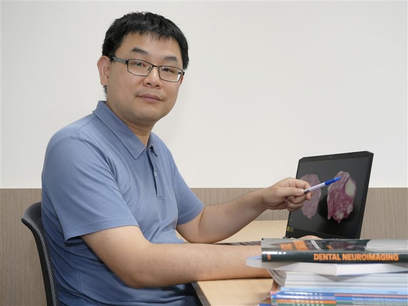 牙醫系林嘉澍教授表示,這項研究顯示年長者咀嚼攝食的關鍵在於如何克服咀嚼困難的狀況。(圖/陽明交大提供)