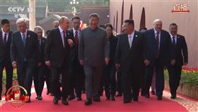 習近平、普丁、金正恩「首次」同框　3巨頭齊聚歷史一刻畫面曝光　圖／翻攝自央視