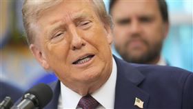 川普對於習、普、金三人聚集展現好交情，表現出老神在在根本沒在怕的態度。（圖／美聯社／達志影像）