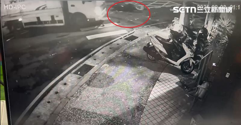 洪姓騎士連人帶車被撞飛，送醫不治。（圖／翻攝畫面）