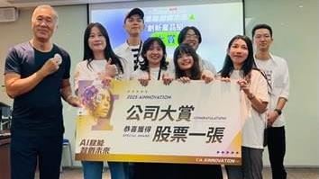 楊基寬在 AINNOVATION 年會上讚許參與員工勇於突破自我,104人力銀行積極推動AI研發,支出占比高達13%,並揭露於《2024永續報告書》,展現公司將 AI內化為核心DNA的決心。(圖/104人力銀行提供)