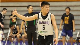 南胡張哲瑋最後3.9秒投進逆轉準絕殺3分球，幫助球隊以89：87氣走東泰，打進高男組4強。（圖／主辦單位提供） 