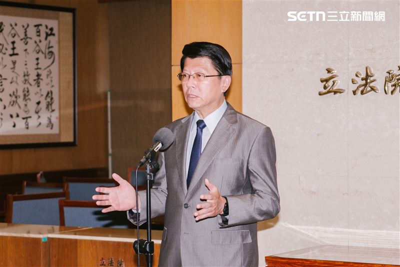 謝龍介表示，尊重每個人和各方對二次大戰的各種詮釋，但身為中華民國的公職人員，上至總統下到里長，大家都應該捍衛應有的基本尊嚴。（圖／記者楊士誼攝影）