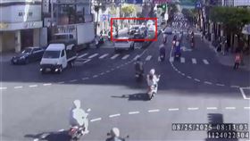 保六總隊的公務車擦撞石婦騎乘的機車。（圖／翻攝畫面）