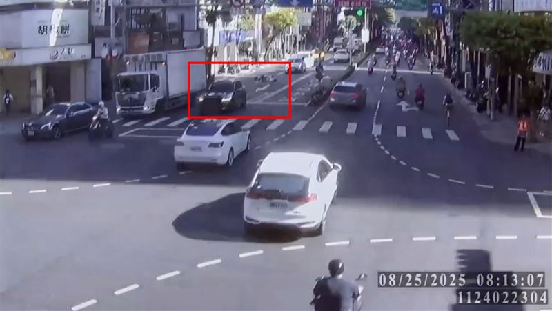石婦連人帶車犁田倒地。（圖／翻攝畫面）