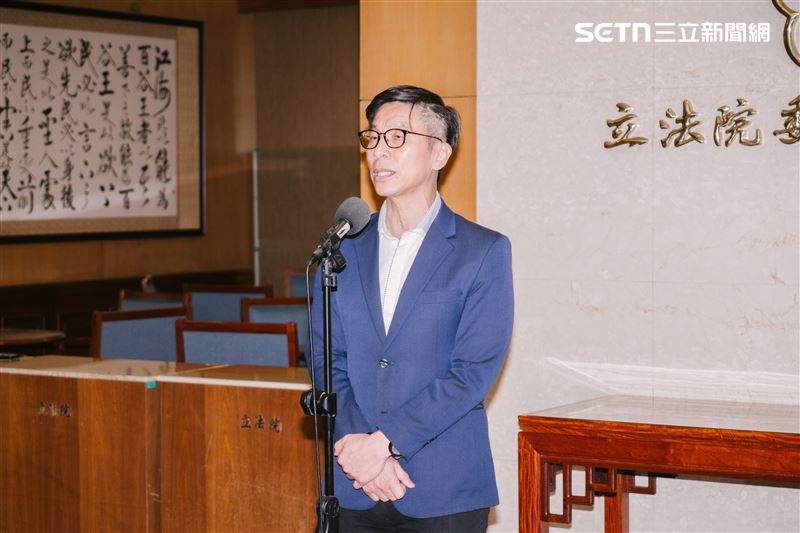 鍾佳濱諷刺，「還好當年朱立倫主席換了柱，不然如果洪秀柱選上了台灣的總統，搞不好就成了今日烏克蘭的亞努科維奇」。（圖／記者楊士誼攝影）