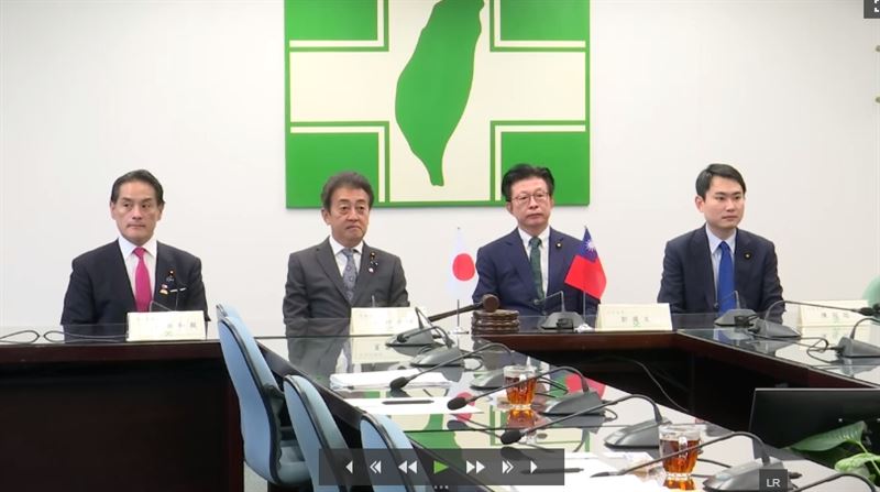 民進黨國際部今（3）日上午舉辦「2025 民主進步黨-自由民主黨『台日外交‧防衛政策』2 2會談」，包括民進黨立委郭國文、陳冠廷，以及自民黨眾議院議員星野剛士、岩田和親與會。（圖／翻攝畫面）