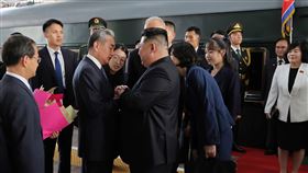 專家認為，即便金朱愛跟著金正恩訪中，還是未能就此斷定她就是接班人。金朱愛為圖中金正恩後方站著的第二人。（圖／美聯社／達志影像）