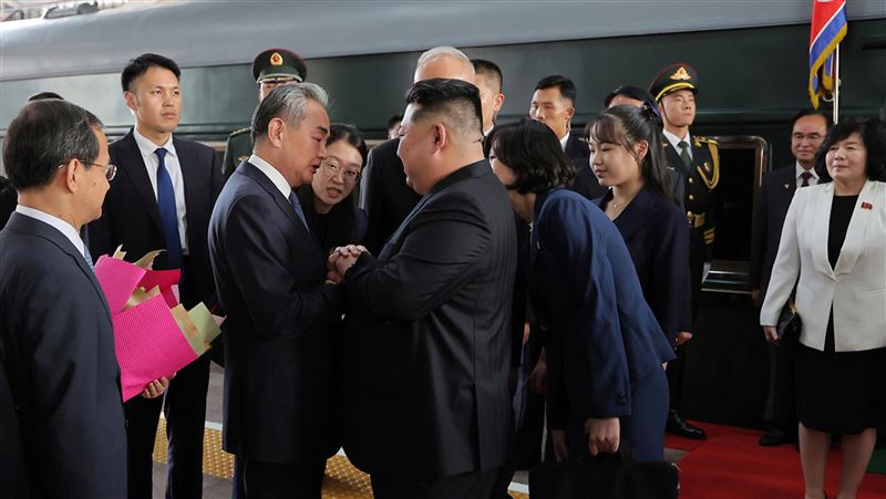 專家認為，即便金朱愛跟著金正恩訪中，還是未能就此斷定她就是接班人。金朱愛為圖中金正恩後方站著的第二人。（圖／美聯社／達志影像）