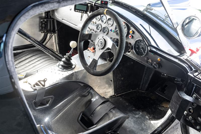 內裝維持1963年賽車配置。（翻攝Bonhams Cars網站）